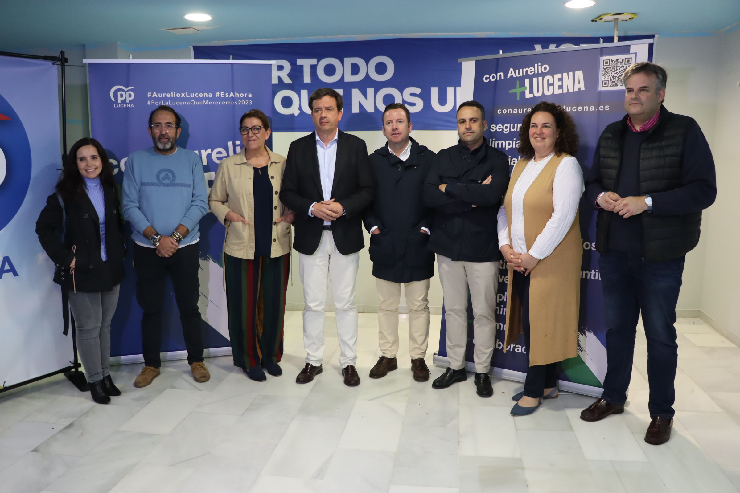 Aurelio Fernández junto a varios miembros de su candidatura en la sede del Partido Popular