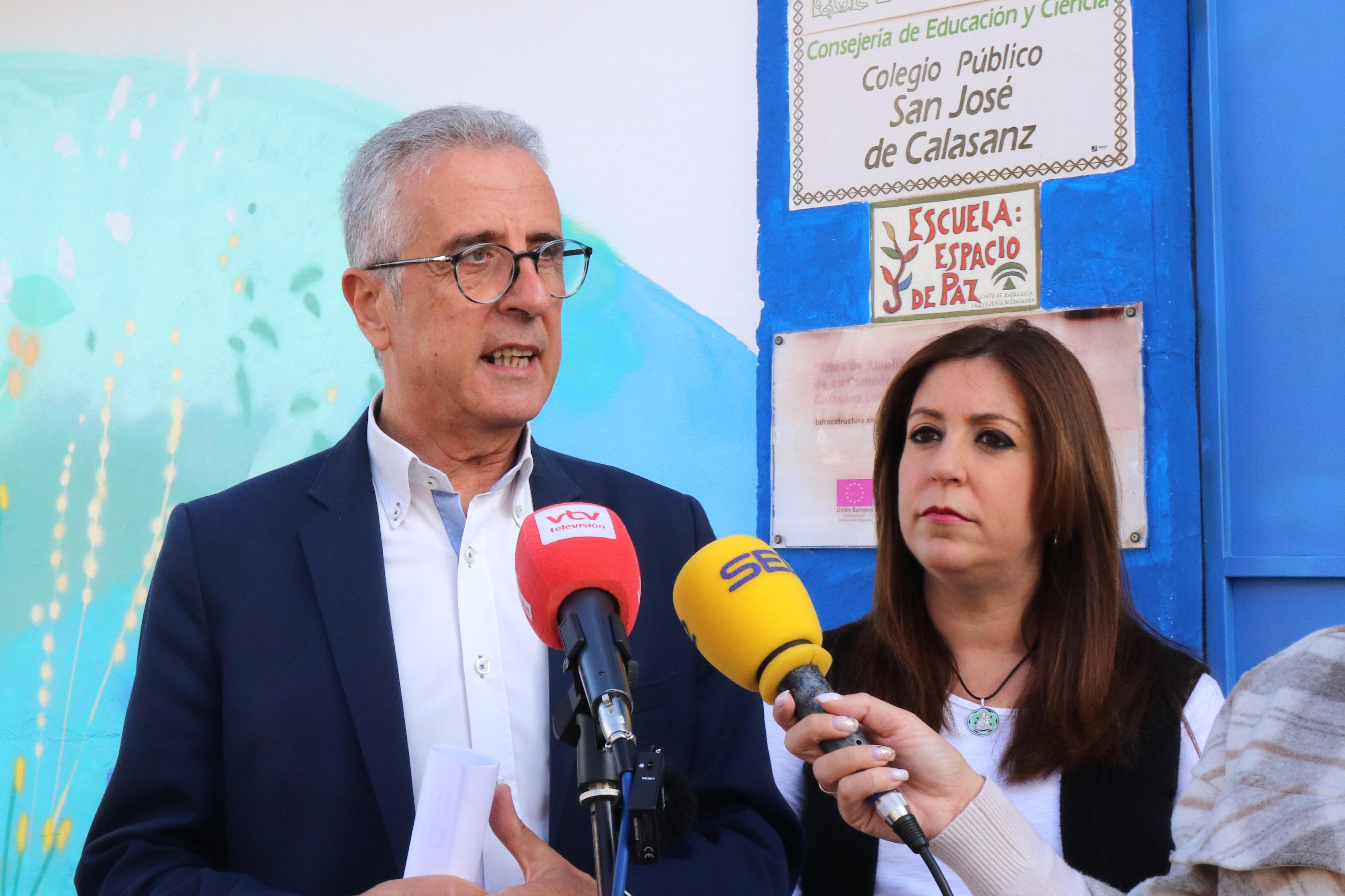 Juan Pérez y Lourdes Parra durante la rueda de prensa de presentación de las ludotecas de verano