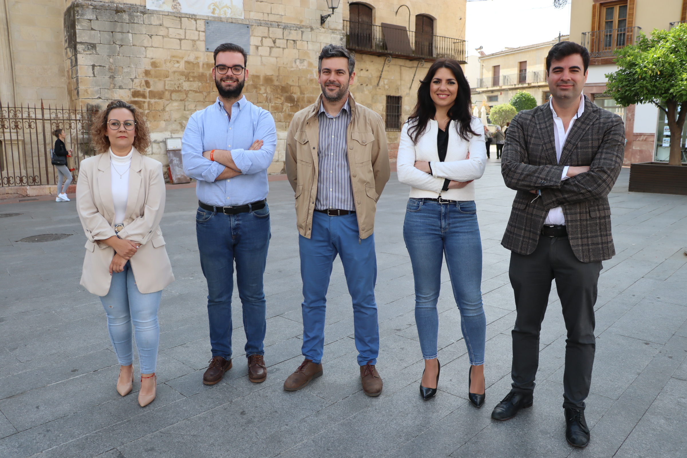 Jesús López junto a varios miembros de su candidatura en la Plaza Nueva esta mañana