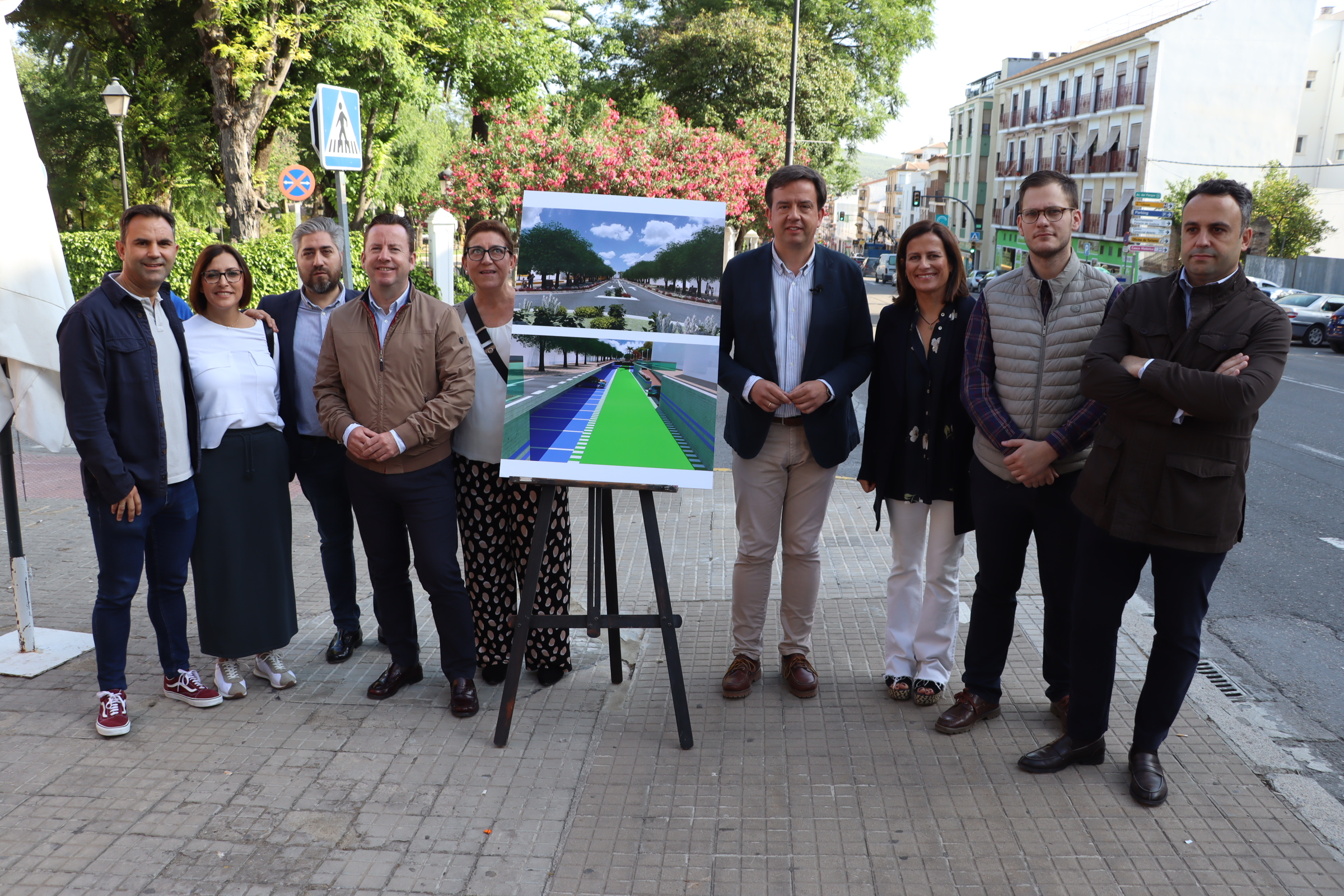 Aurelio Fernández junto a miembros de su candidatura y la infografía del proyecto de aparcamiento subterráneo en la avenida del Parque