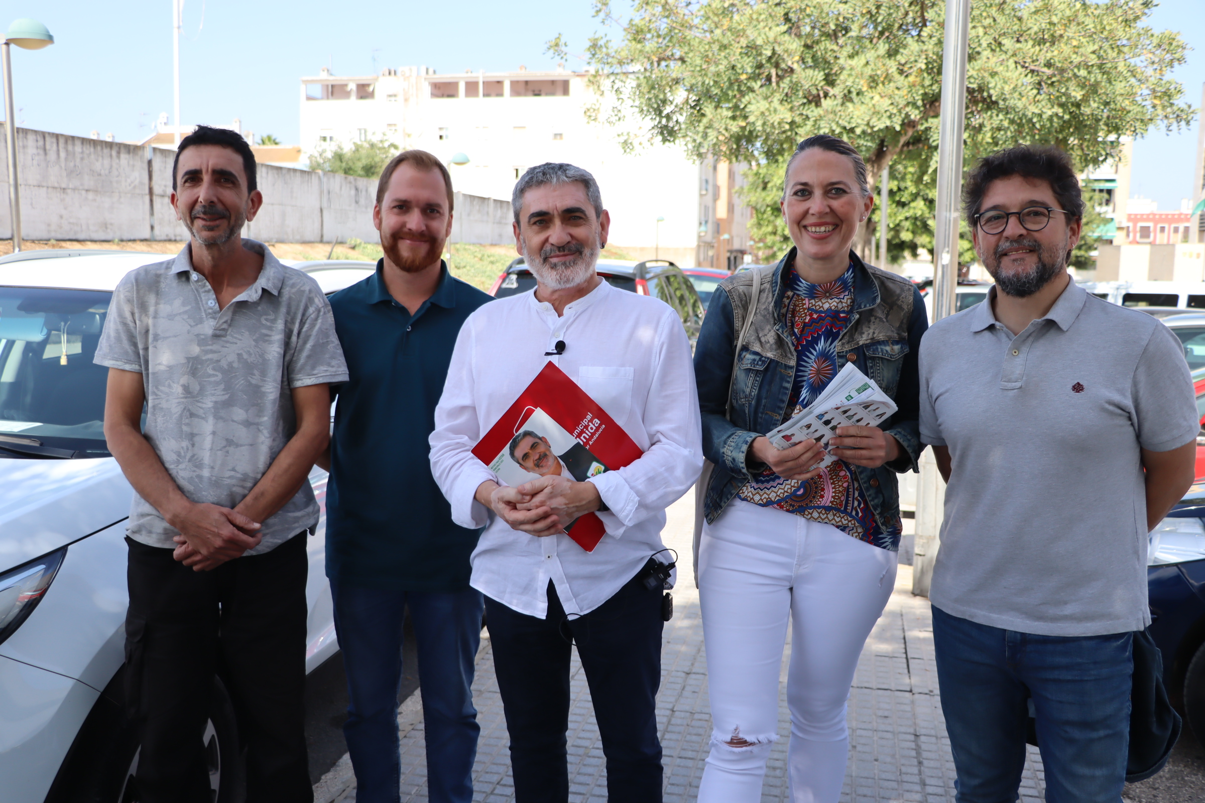 Un momento de la rueda de prensa de IU junto a los terrenos del antiguo campo de fútbol