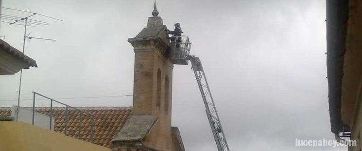  Un pequeño desprendimiento en las Felipensas obliga a actuar a los bomberos (fotos) 