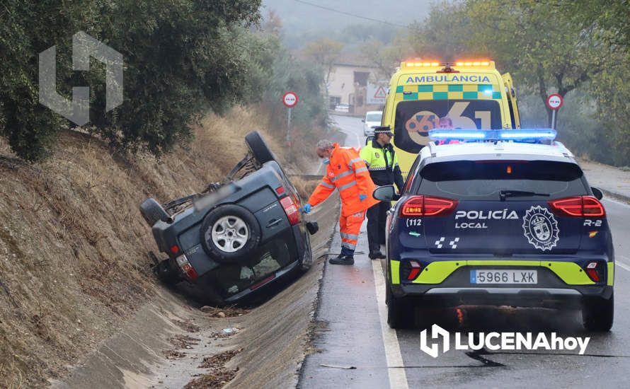  El vehículo siniestrado sobre la cuneta de la carretera de la Sierra de Aras. 