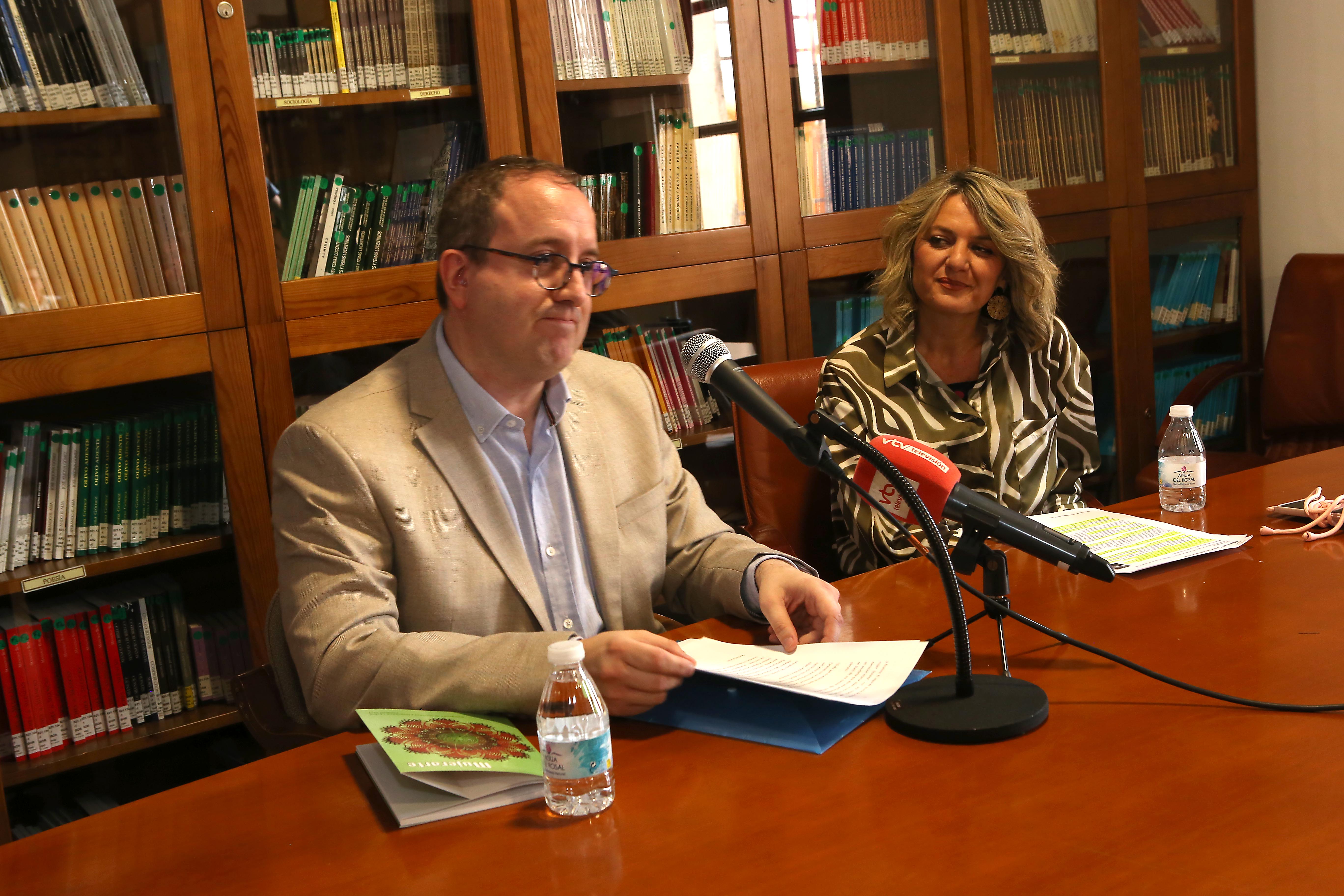 Manuel Guerrero y Carmen Gallardo durante la presentación del libro Mujerarte 2022