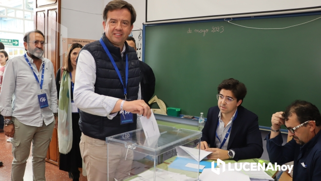 Aurelio Fernández ejerce su derecho al voto Aurelio Fernández ejerce su derecho al voto
