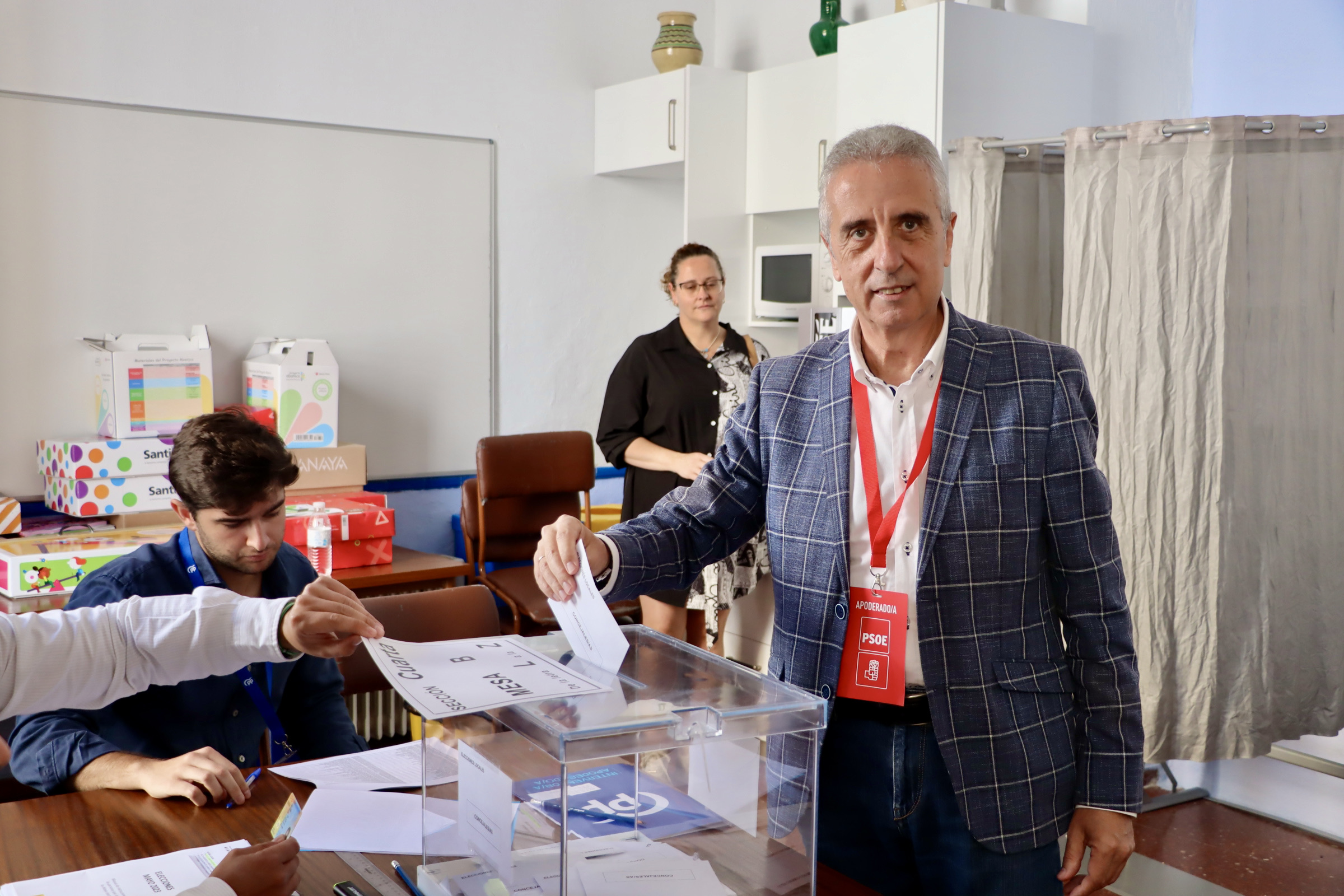 Juan Pérez ejerciendo su derecho al voto en las pasadas elecciones municipales. Archivo