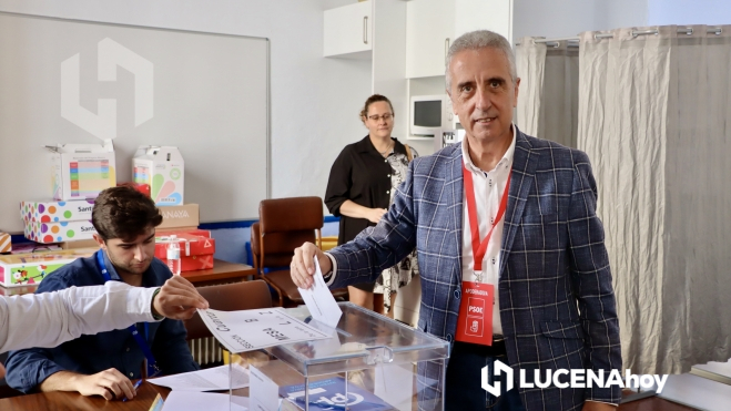 Juan Pérez ejerciendo su derecho al voto