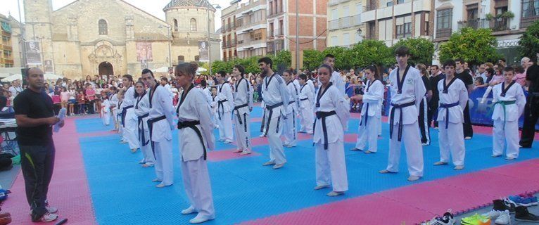  El PDM reconoce a Blas López y el Club Koryo demuestra sus dotes en la Plaza Nueva (fotos) 