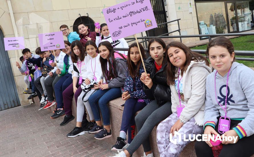 GALERÍA / 25N: Rosas blancas y mensajes escolares para decir un "no" rotundo a la violencia de género en Lucena