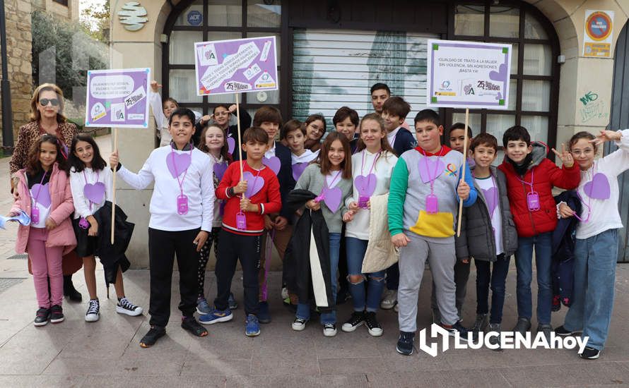 GALERÍA / 25N: Rosas blancas y mensajes escolares para decir un "no" rotundo a la violencia de género en Lucena