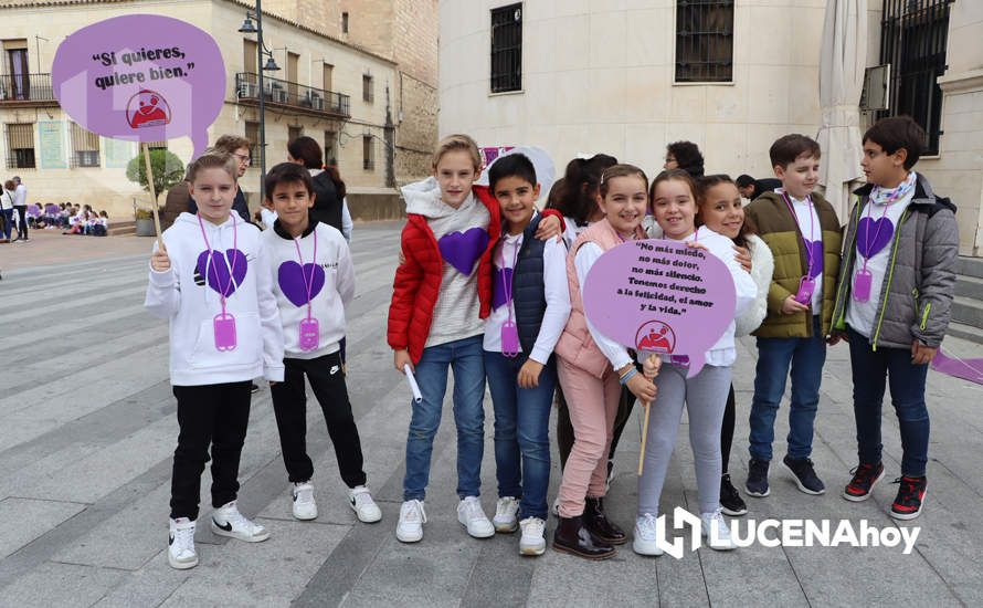 GALERÍA / 25N: Rosas blancas y mensajes escolares para decir un "no" rotundo a la violencia de género en Lucena