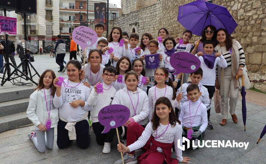 GALERÍA / 25N: Rosas blancas y mensajes escolares para decir un "no" rotundo a la violencia de género en Lucena