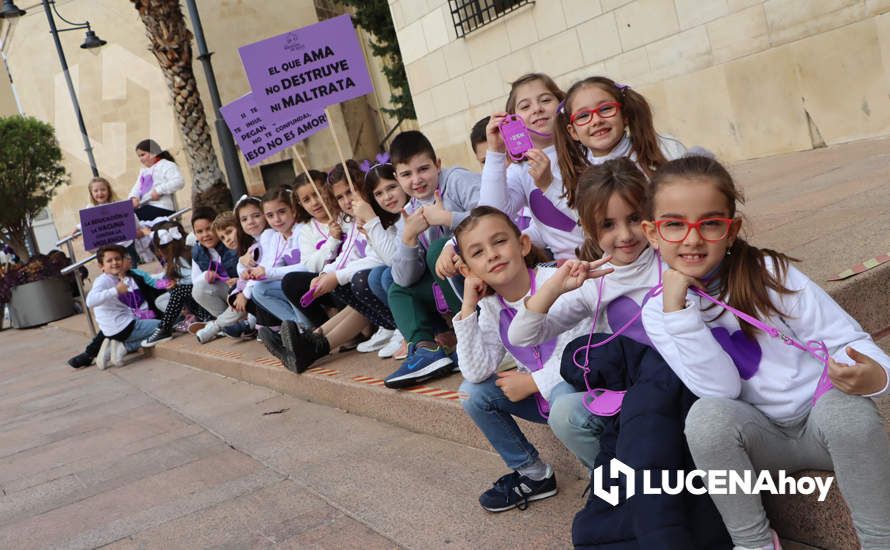 GALERÍA / 25N: Rosas blancas y mensajes escolares para decir un "no" rotundo a la violencia de género en Lucena