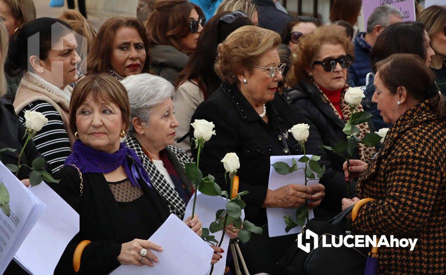 GALERÍA / 25N: Rosas blancas y mensajes escolares para decir un "no" rotundo a la violencia de género en Lucena