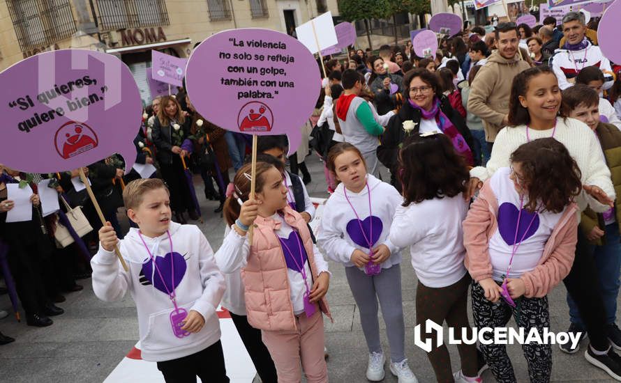 GALERÍA / 25N: Rosas blancas y mensajes escolares para decir un "no" rotundo a la violencia de género en Lucena