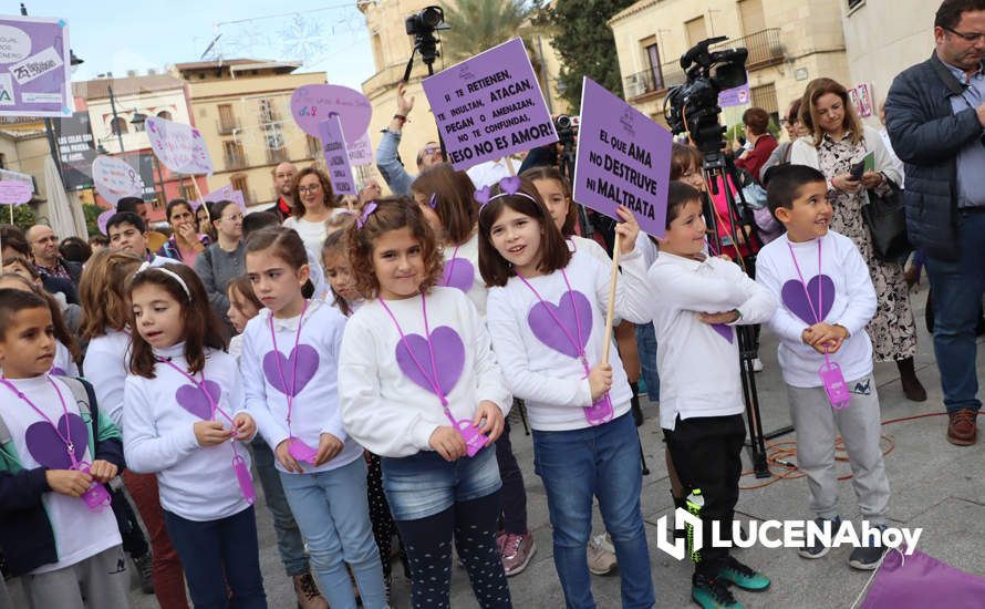 GALERÍA / 25N: Rosas blancas y mensajes escolares para decir un "no" rotundo a la violencia de género en Lucena