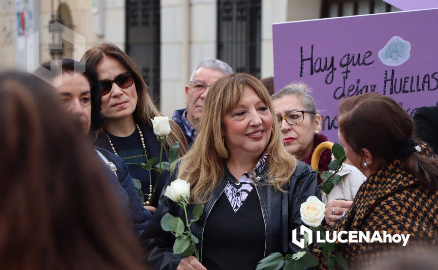 GALERÍA / 25N: Rosas blancas y mensajes escolares para decir un "no" rotundo a la violencia de género en Lucena