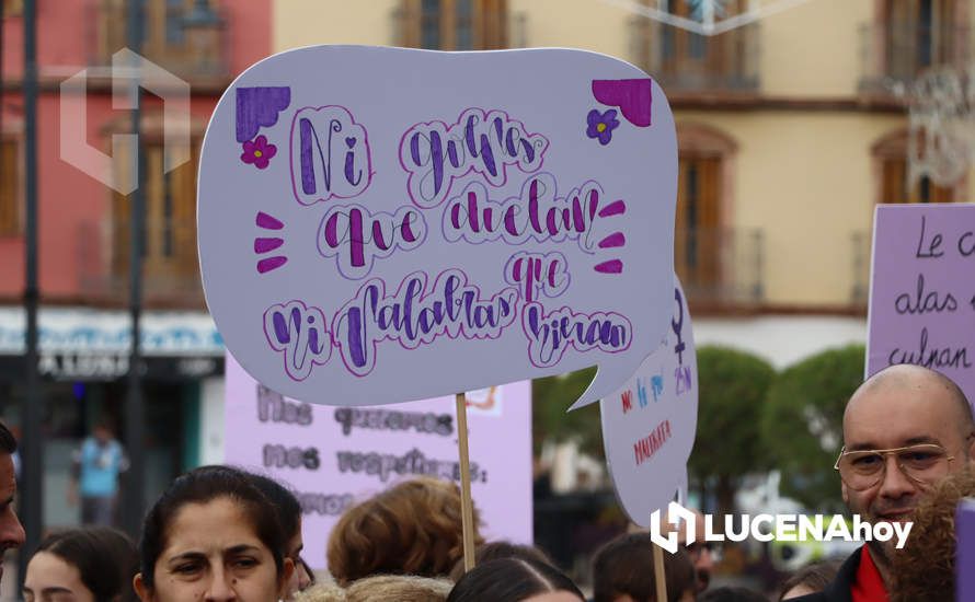 GALERÍA / 25N: Rosas blancas y mensajes escolares para decir un "no" rotundo a la violencia de género en Lucena