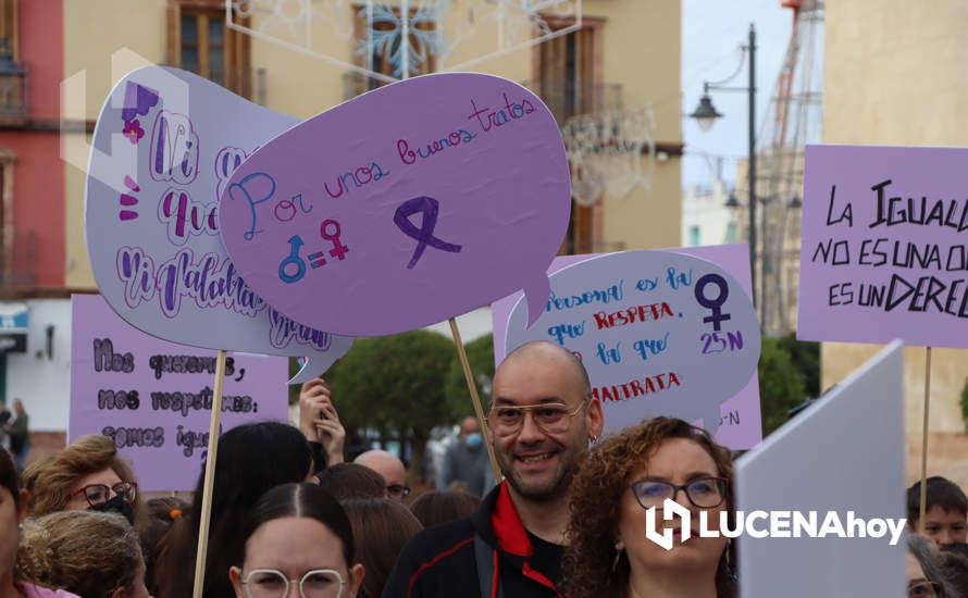 GALERÍA / 25N: Rosas blancas y mensajes escolares para decir un "no" rotundo a la violencia de género en Lucena