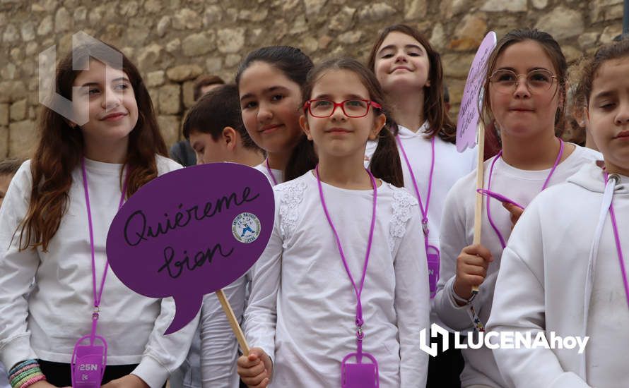 GALERÍA / 25N: Rosas blancas y mensajes escolares para decir un "no" rotundo a la violencia de género en Lucena