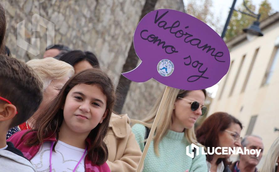 GALERÍA / 25N: Rosas blancas y mensajes escolares para decir un "no" rotundo a la violencia de género en Lucena