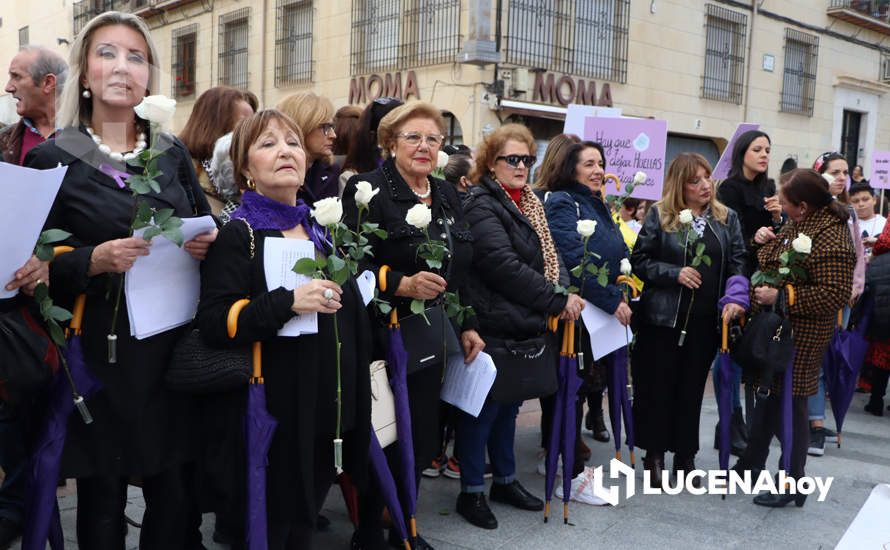 GALERÍA / 25N: Rosas blancas y mensajes escolares para decir un "no" rotundo a la violencia de género en Lucena GALERÍA / 25N: Rosas blancas y mensajes escolares para decir un "no" rotundo a la violencia de género en Lucena