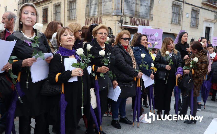 GALERÍA / 25N: Rosas blancas y mensajes escolares para decir un "no" rotundo a la violencia de género en Lucena