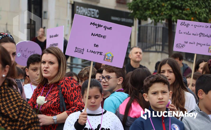 GALERÍA / 25N: Rosas blancas y mensajes escolares para decir un "no" rotundo a la violencia de género en Lucena