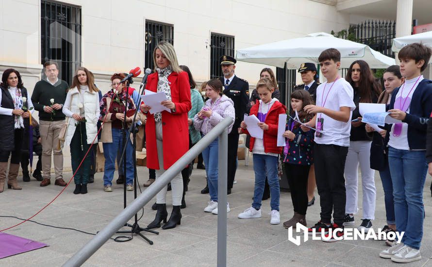 GALERÍA / 25N: Rosas blancas y mensajes escolares para decir un "no" rotundo a la violencia de género en Lucena