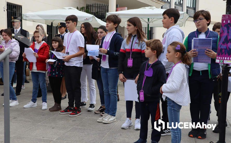 GALERÍA / 25N: Rosas blancas y mensajes escolares para decir un "no" rotundo a la violencia de género en Lucena GALERÍA / 25N: Rosas blancas y mensajes escolares para decir un "no" rotundo a la violencia de género en Lucena
