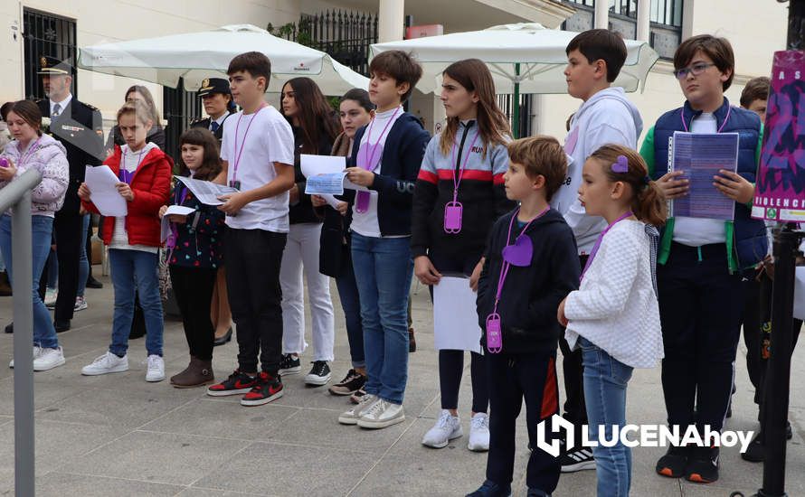 GALERÍA / 25N: Rosas blancas y mensajes escolares para decir un "no" rotundo a la violencia de género en Lucena