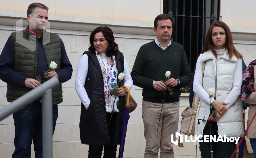 GALERÍA / 25N: Rosas blancas y mensajes escolares para decir un "no" rotundo a la violencia de género en Lucena