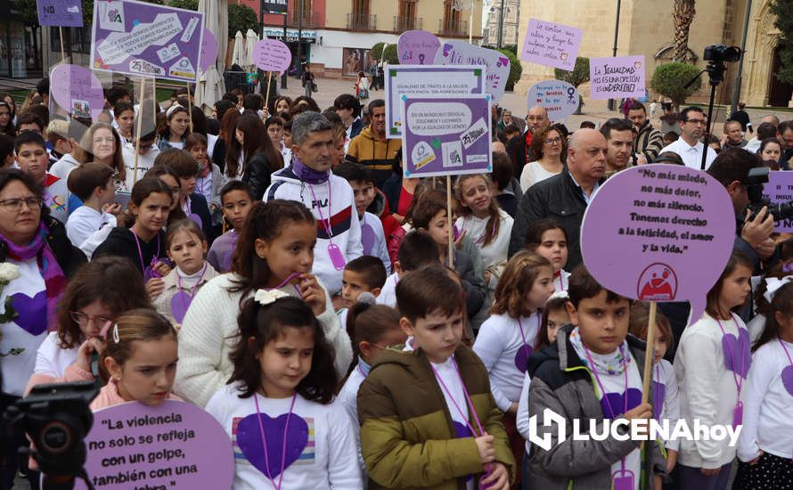 GALERÍA / 25N: Rosas blancas y mensajes escolares para decir un "no" rotundo a la violencia de género en Lucena GALERÍA / 25N: Rosas blancas y mensajes escolares para decir un "no" rotundo a la violencia de género en Lucena