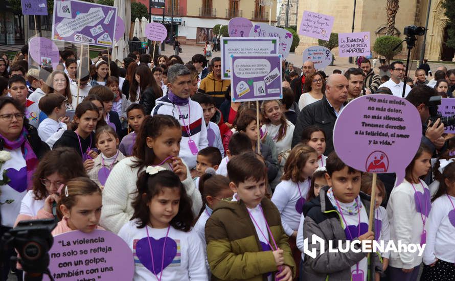 GALERÍA / 25N: Rosas blancas y mensajes escolares para decir un "no" rotundo a la violencia de género en Lucena