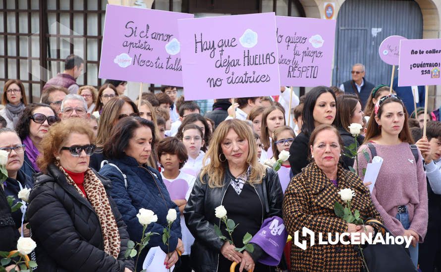 GALERÍA / 25N: Rosas blancas y mensajes escolares para decir un "no" rotundo a la violencia de género en Lucena