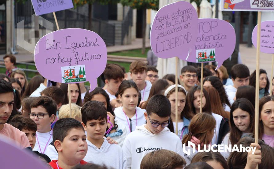 GALERÍA / 25N: Rosas blancas y mensajes escolares para decir un "no" rotundo a la violencia de género en Lucena