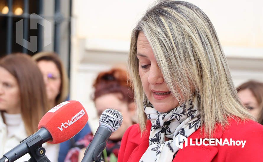 GALERÍA / 25N: Rosas blancas y mensajes escolares para decir un "no" rotundo a la violencia de género en Lucena GALERÍA / 25N: Rosas blancas y mensajes escolares para decir un "no" rotundo a la violencia de género en Lucena