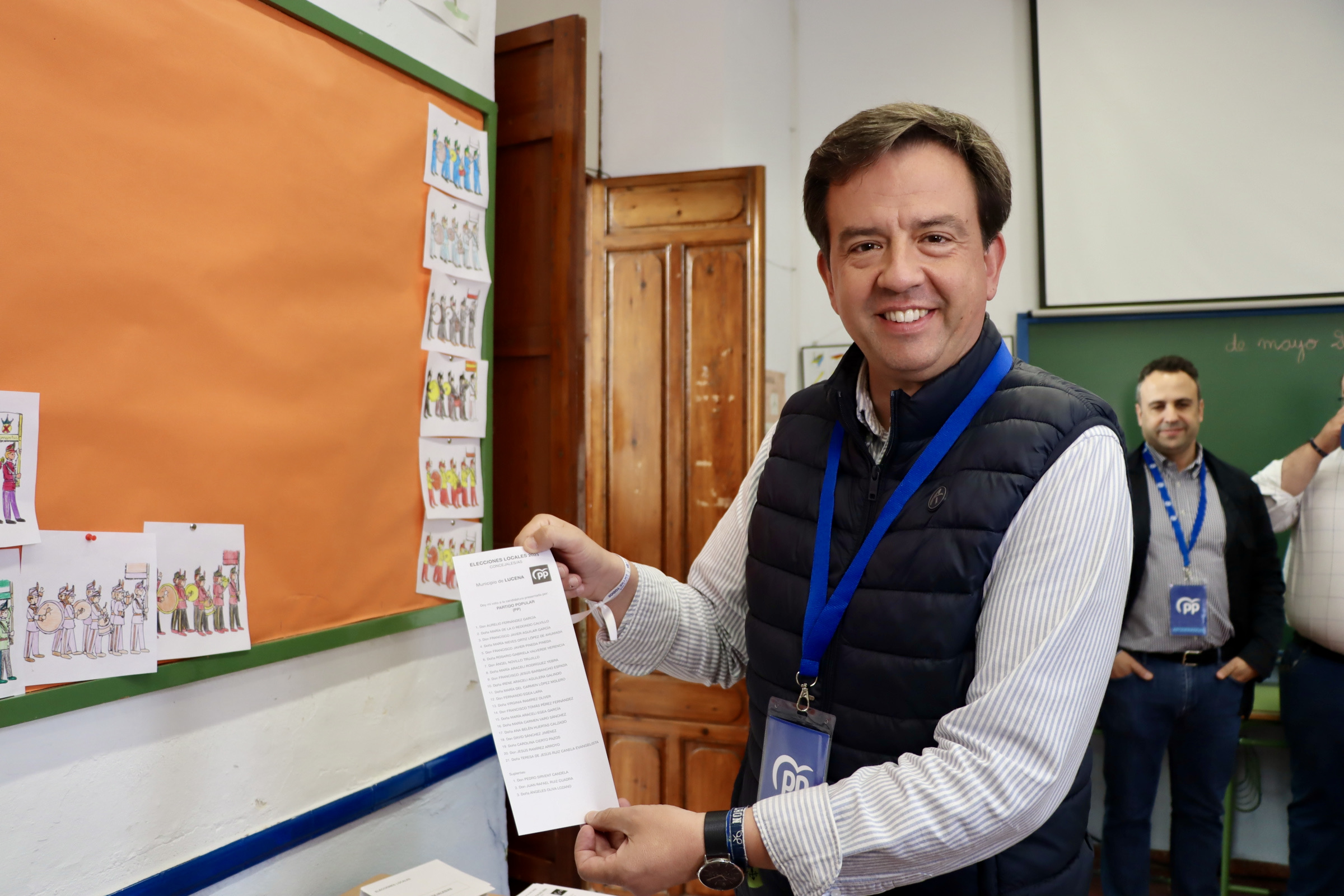 Aurelio Fernández muestra la papeleta del PP antes de ejercer su derecho al voto