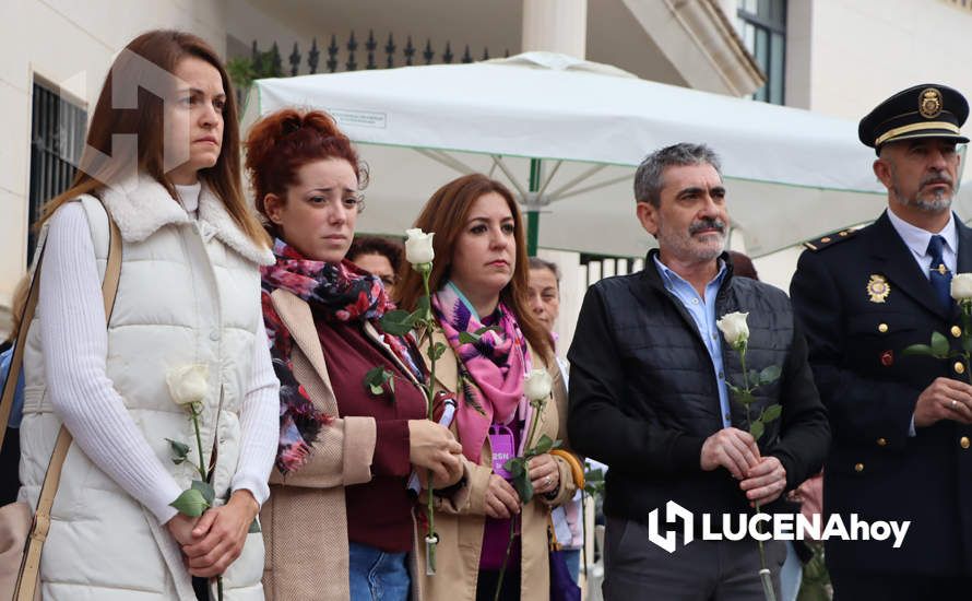 GALERÍA / 25N: Rosas blancas y mensajes escolares para decir un "no" rotundo a la violencia de género en Lucena