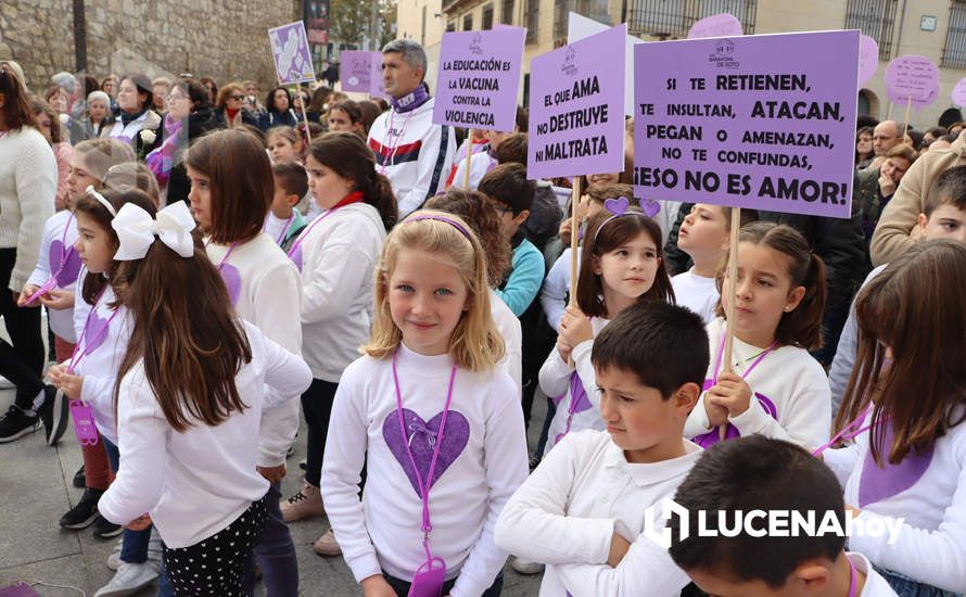 GALERÍA / 25N: Rosas blancas y mensajes escolares para decir un "no" rotundo a la violencia de género en Lucena GALERÍA / 25N: Rosas blancas y mensajes escolares para decir un "no" rotundo a la violencia de género en Lucena
