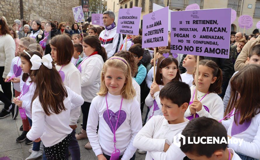 GALERÍA / 25N: Rosas blancas y mensajes escolares para decir un "no" rotundo a la violencia de género en Lucena