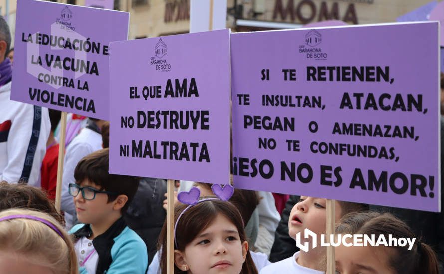 GALERÍA / 25N: Rosas blancas y mensajes escolares para decir un "no" rotundo a la violencia de género en Lucena