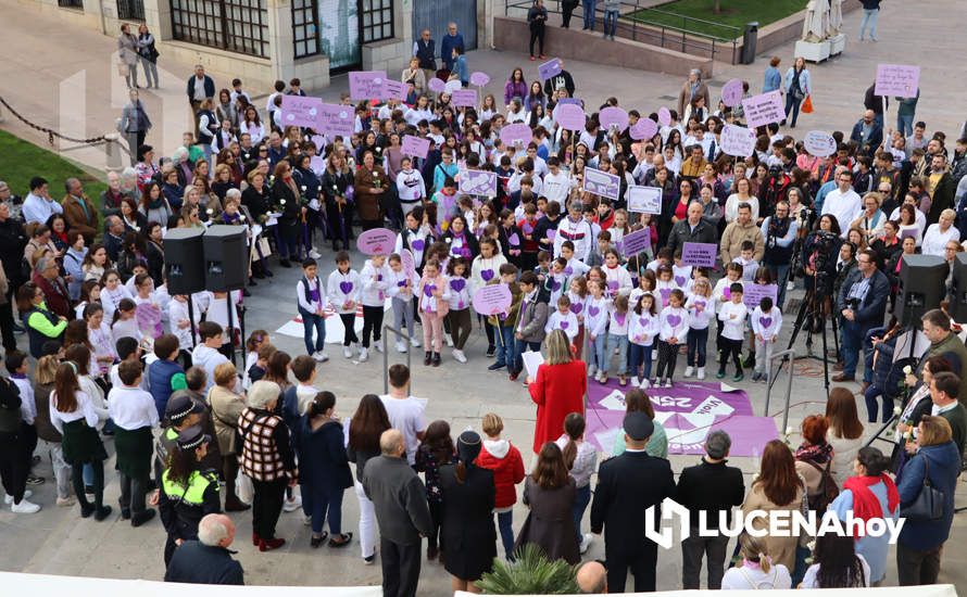 GALERÍA / 25N: Rosas blancas y mensajes escolares para decir un "no" rotundo a la violencia de género en Lucena GALERÍA / 25N: Rosas blancas y mensajes escolares para decir un "no" rotundo a la violencia de género en Lucena