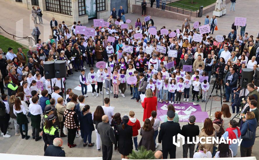 GALERÍA / 25N: Rosas blancas y mensajes escolares para decir un "no" rotundo a la violencia de género en Lucena