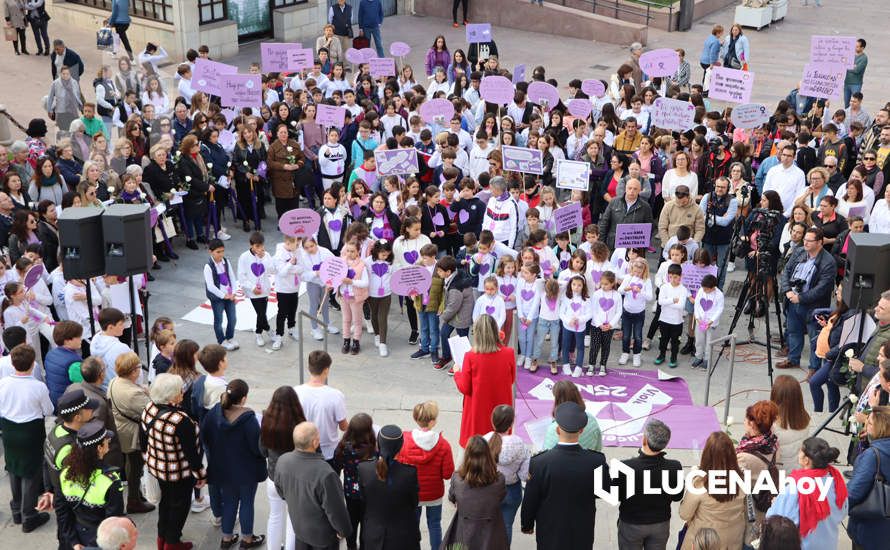 GALERÍA / 25N: Rosas blancas y mensajes escolares para decir un "no" rotundo a la violencia de género en Lucena