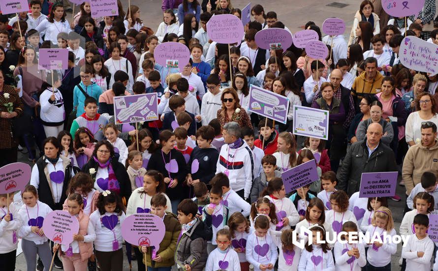 GALERÍA / 25N: Rosas blancas y mensajes escolares para decir un "no" rotundo a la violencia de género en Lucena