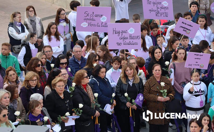 GALERÍA / 25N: Rosas blancas y mensajes escolares para decir un "no" rotundo a la violencia de género en Lucena