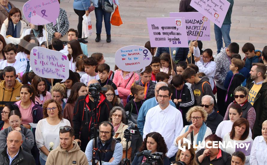 GALERÍA / 25N: Rosas blancas y mensajes escolares para decir un "no" rotundo a la violencia de género en Lucena GALERÍA / 25N: Rosas blancas y mensajes escolares para decir un "no" rotundo a la violencia de género en Lucena