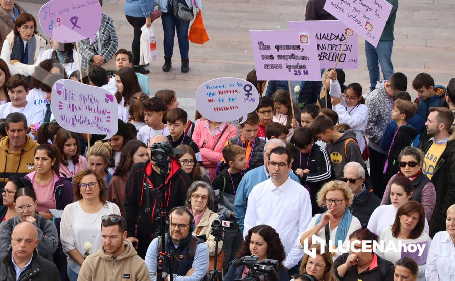 GALERÍA / 25N: Rosas blancas y mensajes escolares para decir un "no" rotundo a la violencia de género en Lucena