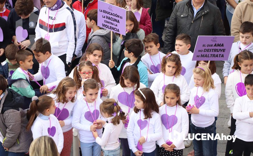 GALERÍA / 25N: Rosas blancas y mensajes escolares para decir un "no" rotundo a la violencia de género en Lucena